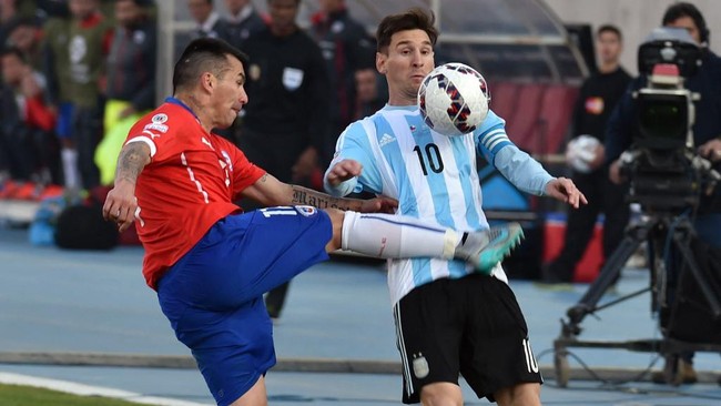 Lionel Messi menerima tekel brutal dari bek Venezuela Luis Adrian Martinez. Berikut sejumlah tekel horor yang pernah didapat Lionel Messi.
