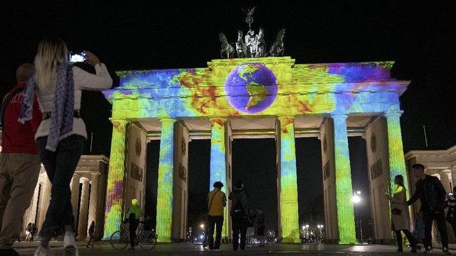 FOTO: Pesta Cahaya dalam Kegelapan Berlin