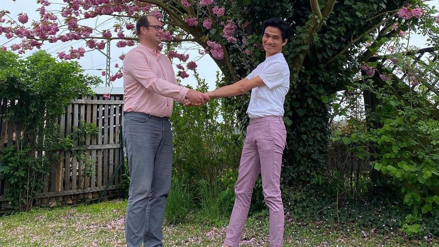 Foto SMA Ragil Mahardika Pasangan Gay Tinggal di Jerman Jadi Sorotan