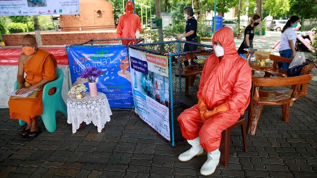 FOTO: Limbah Plastik Disulap Relawan Thailand Jadi APD
