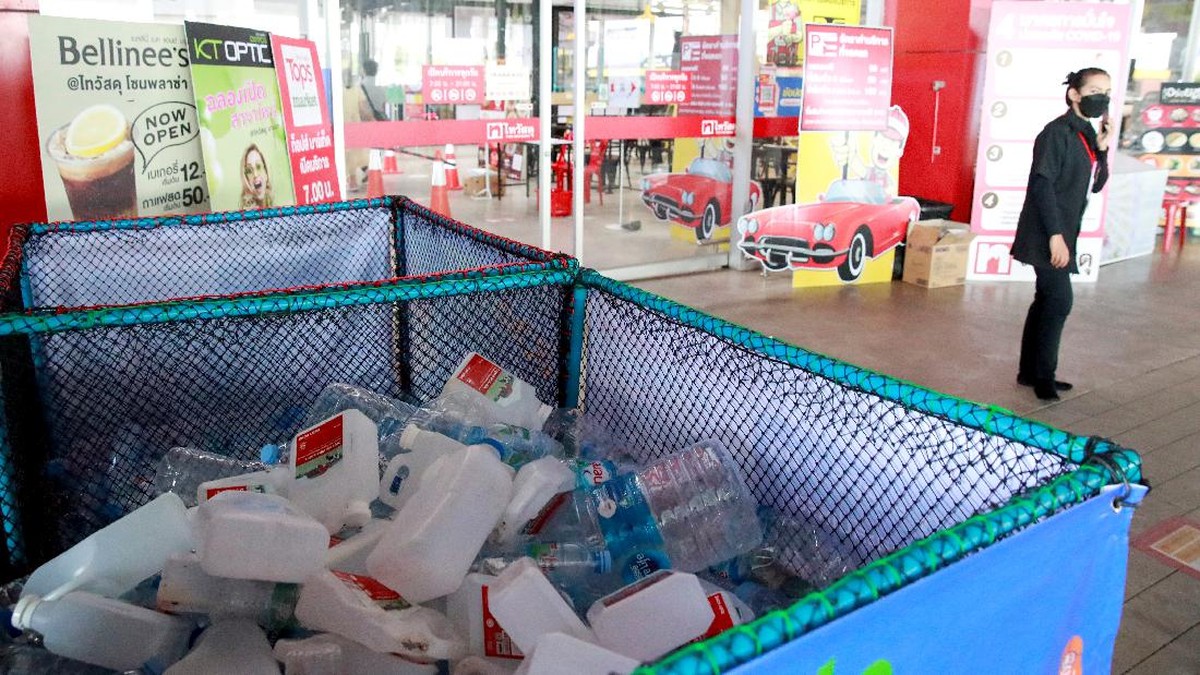 FOTO: Limbah Plastik Disulap Relawan Thailand Jadi APD