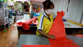 FOTO: Limbah Plastik Disulap Relawan Thailand Jadi APD