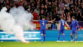 FOTO: Suar dan Gelas Bir Melayang di Pesta Gol Inggris