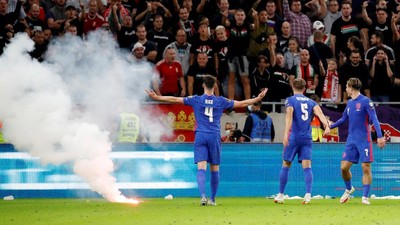 img-title FOTO: Suar dan Gelas Bir Melayang di Pesta Gol Inggris
