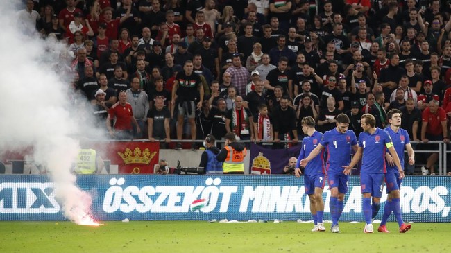 FOTO: Suar dan Gelas Bir Melayang di Pesta Gol Inggris