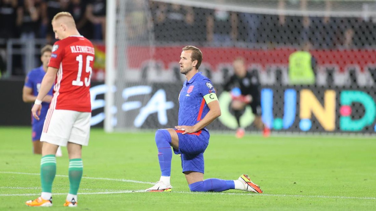 FOTO: Suar dan Gelas Bir Melayang di Pesta Gol Inggris