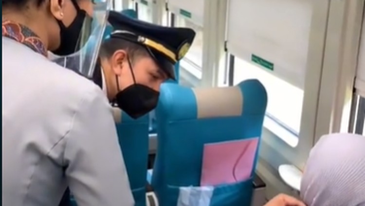 Ibu menangis di kereta