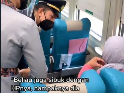 Viral Wanita Menangis di Kereta karena Anak Meninggal, Reaksi Petugas Tak Disangka