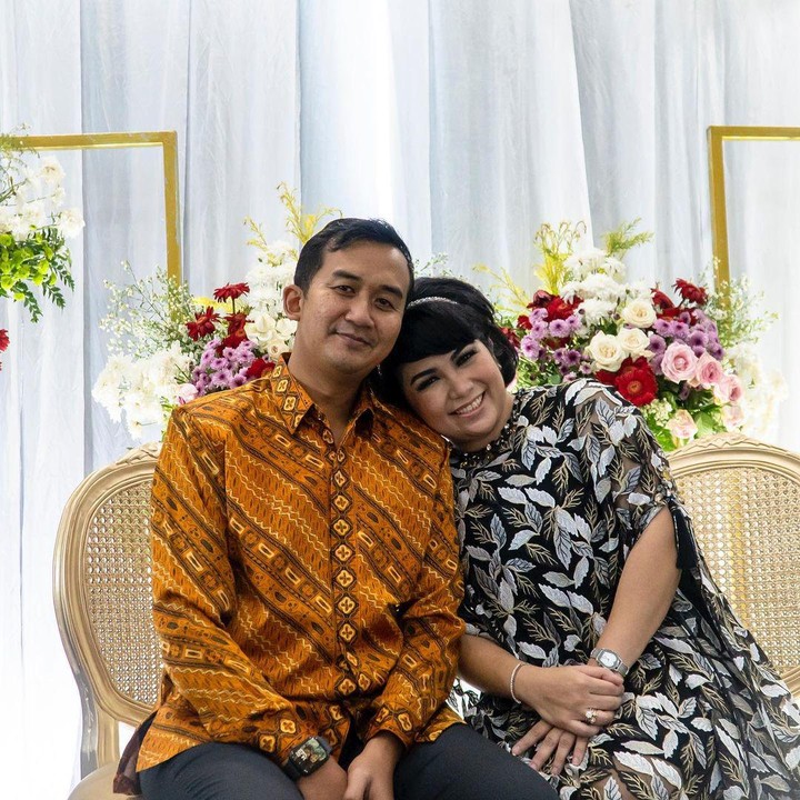<p>Wanita berusia 41 tahun itu baru saja dilamar oleh sang kekasih, Perwira TNI bernama Cahyo Permono. (Foto: Instagram @yoxforchrist)</p>