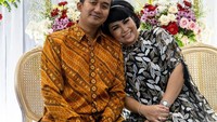 <p>Wanita berusia 41 tahun itu baru saja dilamar oleh sang kekasih, Perwira TNI bernama Cahyo Permono. (Foto: Instagram @yoxforchrist)</p>