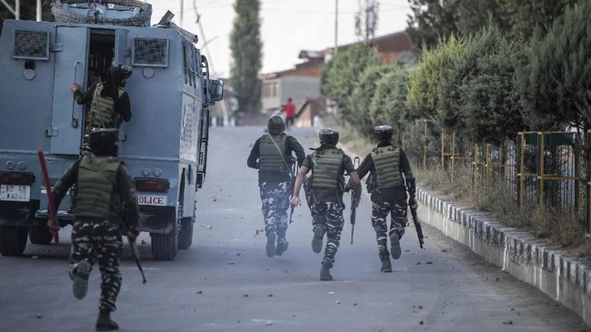 Bentrokan di Kashmir kembali pecah, kini personel India dan kelompok militan terlibat baku tembak di dekat perbatasan Pakistan.