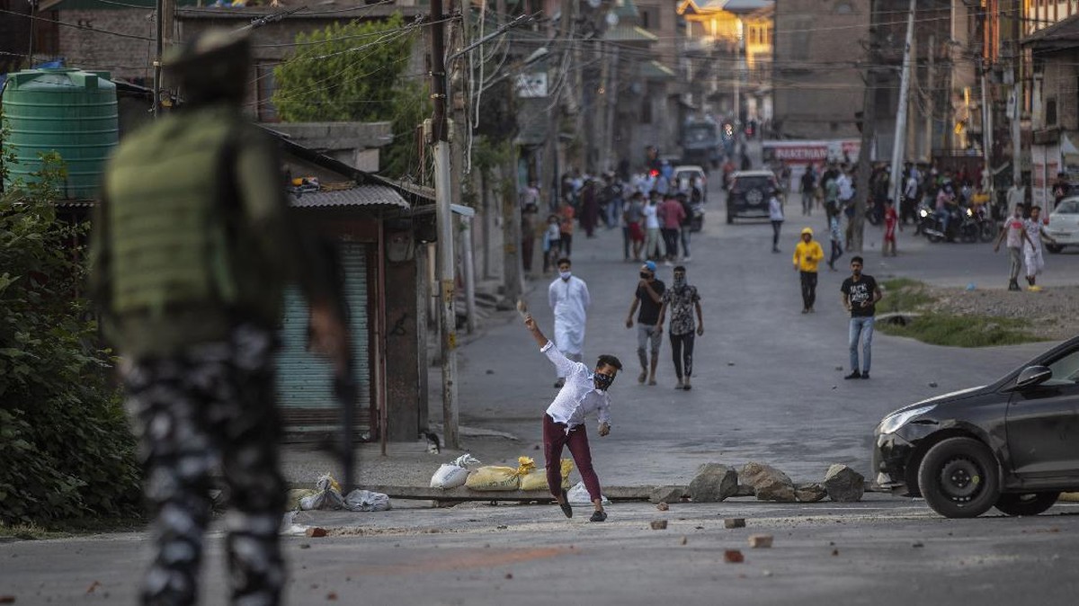 FOTO: Kashmir Bergolak usai Pemimpin Separatis Meninggal