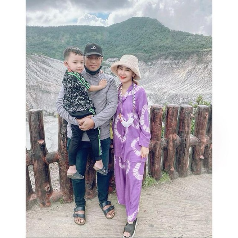 Kehidupan Harmonis Rumah Tangga Uut Permatasari & Kapolres Gowa Rumah tangga Uut Permatasari dan sang suami Kapolres Gowa tampak harmonis dan jauh dari isu tak sedap. Yuk intip potret mereka!