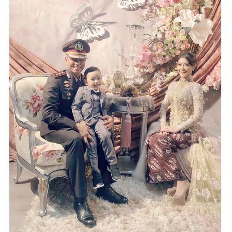 Kehidupan Harmonis Rumah Tangga Uut Permatasari & Kapolres Gowa Rumah tangga Uut Permatasari dan sang suami Kapolres Gowa tampak harmonis dan jauh dari isu tak sedap. Yuk intip potret mereka!