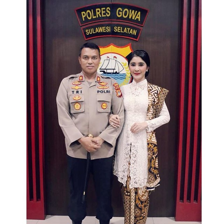 Kehidupan Harmonis Rumah Tangga Uut Permatasari & Kapolres Gowa Rumah tangga Uut Permatasari dan sang suami Kapolres Gowa tampak harmonis dan jauh dari isu tak sedap. Yuk intip potret mereka!