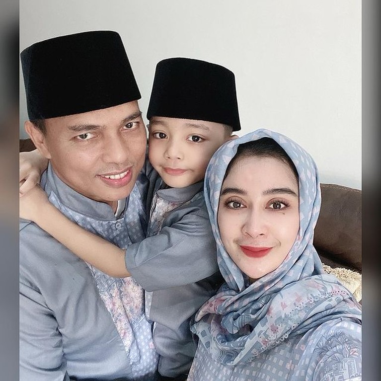 Kehidupan Harmonis Rumah Tangga Uut Permatasari & Kapolres Gowa Rumah tangga Uut Permatasari dan sang suami Kapolres Gowa tampak harmonis dan jauh dari isu tak sedap. Yuk intip potret mereka!