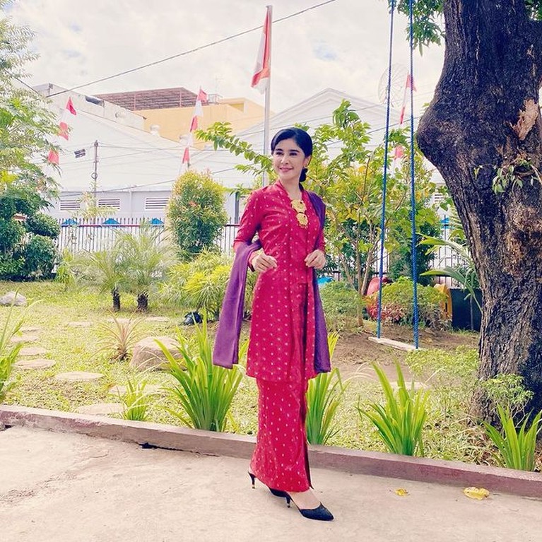 Kehidupan Harmonis Rumah Tangga Uut Permatasari & Kapolres Gowa Rumah tangga Uut Permatasari dan sang suami Kapolres Gowa tampak harmonis dan jauh dari isu tak sedap. Yuk intip potret mereka!