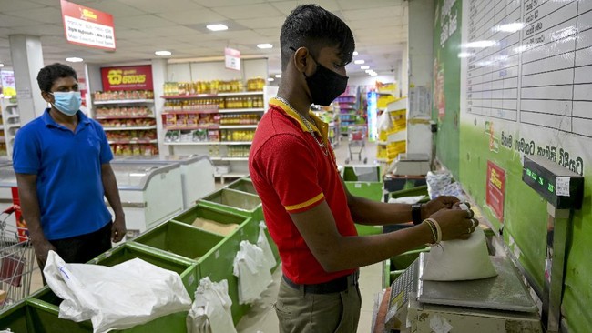 Pemerintah China sedang mempertimbangkan penawaran utang senilai US$1,5 miliar untuk membantu Sri Lanka dalam menghadapi krisis ekonomi.