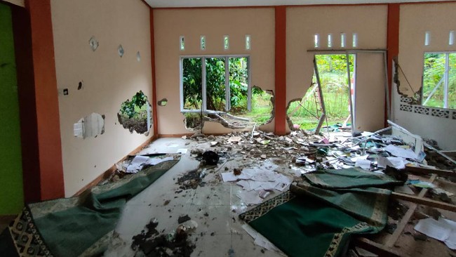 Indonesian Police Watch mendesak Kapolres Sintang AKBP Venti Bernard Musak untuk dicopot karena gagal melindungi jemaah Ahmadiyah di Sintang, Kalbar.