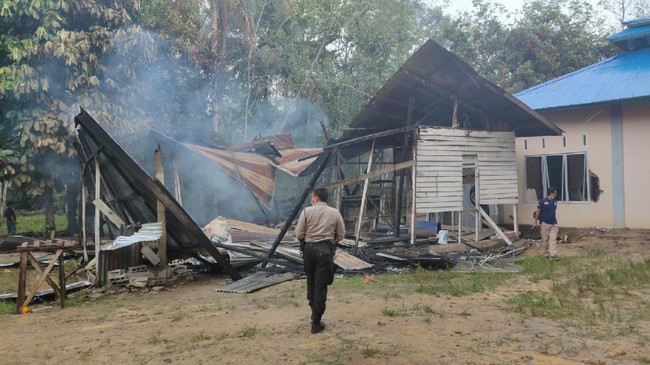 PBNU dan Muhammadiyah mendesak aparat menindak tegas perusak masjid dan bangunan milik Jemaat Ahmadiyah Indonesia (JAI) di Sintang, Kalimantan Barat.