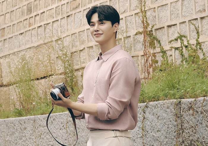 Mengajak para penggemar internasional menjelajahi kota Seoul secara virtual, Song Kang terlihat melakukan pemotretan khusus bersama majalah Marie Claire, yang juga berkolaborasi dengan Visit Seoul untuk project kali ini./Foto: Marie Claire