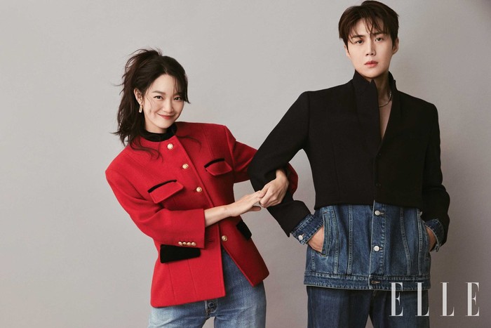 Menyambut tayangnya drama Hometown Cha Cha Cha, belum lama ini Shin Min Ah dan Kim Seon Ho melangsungkan pemotretan 'couple' bersama majalah terkenal, Elle Korea!/Foto: Elle Korea