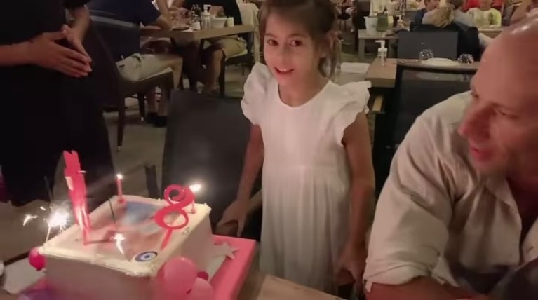 Momen Ultah Elif yang ke-8 Anak Siti KDI yang Cantik Berdarah Turki Siti KDI baru saja merayakan ulang tahun putrinya bernama Elif yang ke 8. Yuk intip momennya!