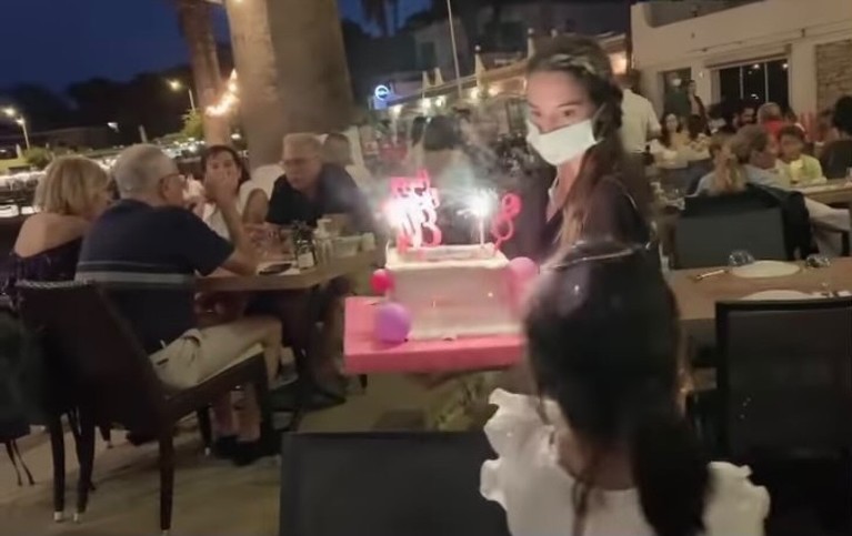 Momen Ultah Elif yang ke-8 Anak Siti KDI yang Cantik Berdarah Turki Siti KDI baru saja merayakan ulang tahun putrinya bernama Elif yang ke 8. Yuk intip momennya!