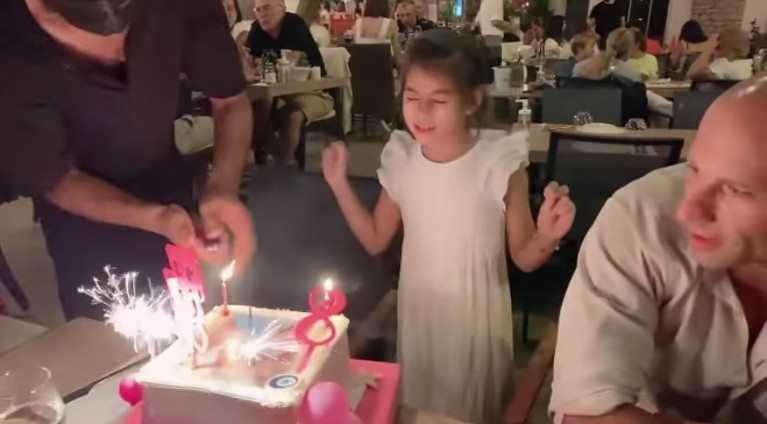 Momen Ultah Elif yang ke-8 Anak Siti KDI yang Cantik Berdarah Turki Siti KDI baru saja merayakan ulang tahun putrinya bernama Elif yang ke 8. Yuk intip momennya!