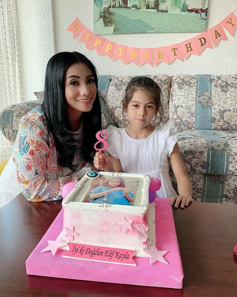 Momen Ultah Elif yang ke-8 Anak Siti KDI yang Cantik Berdarah Turki Siti KDI baru saja merayakan ulang tahun putrinya bernama Elif yang ke 8. Yuk intip momennya!