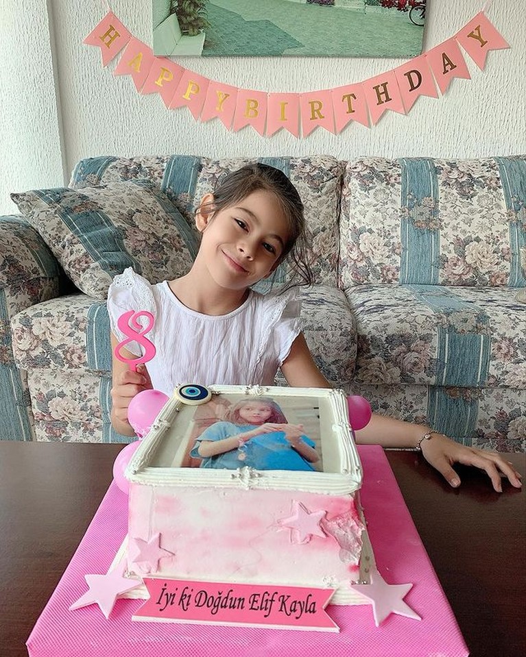 Momen Ultah Elif yang ke-8 Anak Siti KDI yang Cantik Berdarah Turki Siti KDI baru saja merayakan ulang tahun putrinya bernama Elif yang ke 8. Yuk intip momennya!