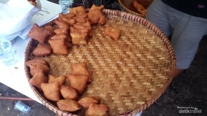 Ini cerita unik di balik nama odading yang jadi jajanan favorit di Bandung. Odading Mang Oleh jadi makanan yang tak boleh dilewatkan di Bandung