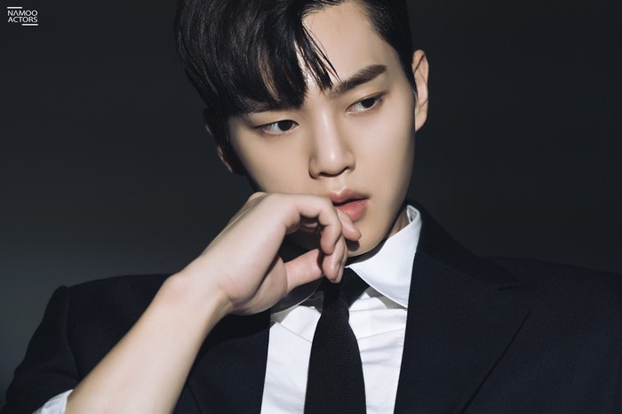 Pada edisi bulan September ini, Song Kang menunjukan beberapa sisi dirinya melalui berbagai konsep foto yang diambil oleh Marie Claire. Cool banget, kan?/Foto: Namoo Actors