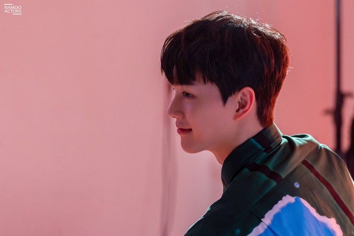 Para penggemar dimanjakan oleh pesona Song Kang mulai dari konsep pacar yang manis, hingga CEO muda yang berkarisma. Potretnya juga mengingatkan para fans dengan sosoknya di drama Nevertheless./Foto: Namoo Actors
