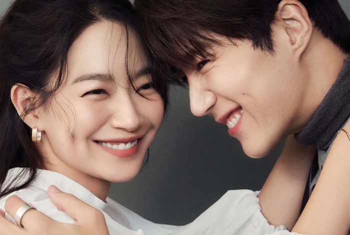 Pasangan yang dijuluki 'Dimple Couple' ini sukses membuat banyak netizen baper, karena foto-foto mesra mereka bak sepasang kekasih sungguhan. Mereka terlihat serasi banget, ya!/Foto: Elle Korea