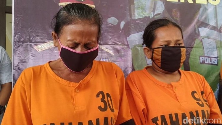 Dua emak-emak menangis ketika rilis kasus pencurian di Polres Blitar. Mereka mengaku terpaksa mencuri susu karena kebutuhan yang mendesak.