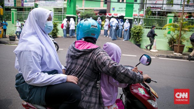 Tatap muka sekolah di Jakarta bisa mencapai 100 persen per hari ini, Senin (3/1), dengan syarat vaksinasi dua dosis siswa dan pendidik di atas 80 persen.