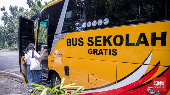 Wakil Gubernur Ahmad Riza Patria menyebut temuan kasus virus corona di satu sekolah tak otomatis menghentikan PTM 100 persen di seluruh sekolah di DKI.