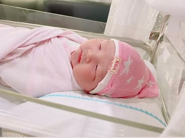 Photoshoot Newborn Baby Sarah Anak Kedua Ahok & Puput Baru Rilis Ahok dan Puput Nastiti baru saja dikaruniai anak kedua yang mereka beri nama Sarah Eliana Purnama. Yuk intip potret baby Sarah!