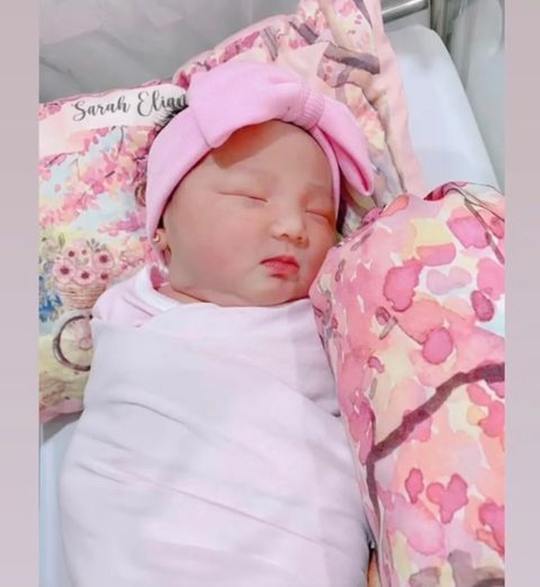Photoshoot Newborn Baby Sarah Anak Kedua Ahok & Puput Baru Rilis Ahok dan Puput Nastiti baru saja dikaruniai anak kedua yang mereka beri nama Sarah Eliana Purnama. Yuk intip potret baby Sarah!