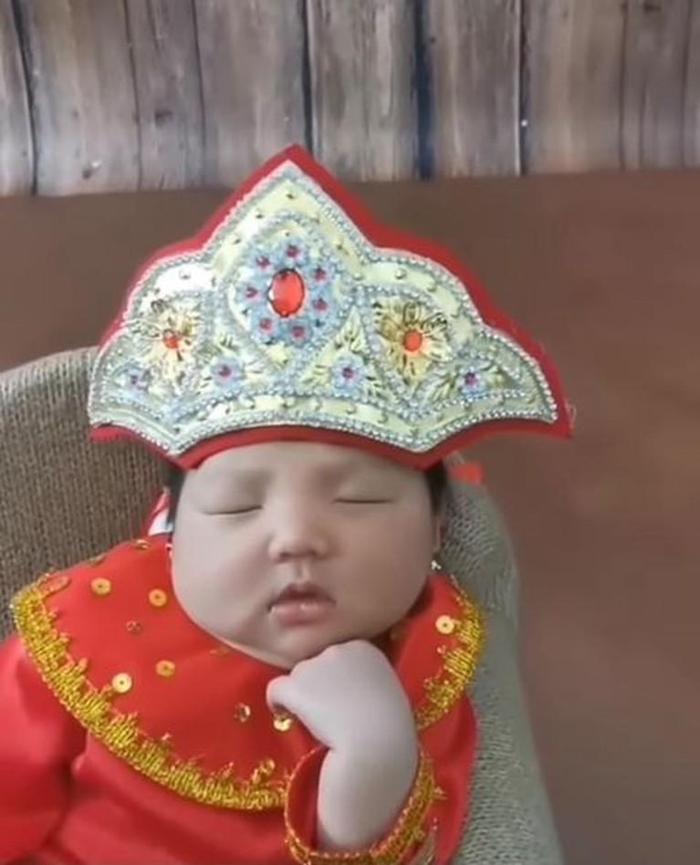 Ahok dan Puput Nastiti baru saja dikaruniai anak kedua yang mereka beri nama Sarah Eliana Purnama. Yuk intip potret baby Sarah!