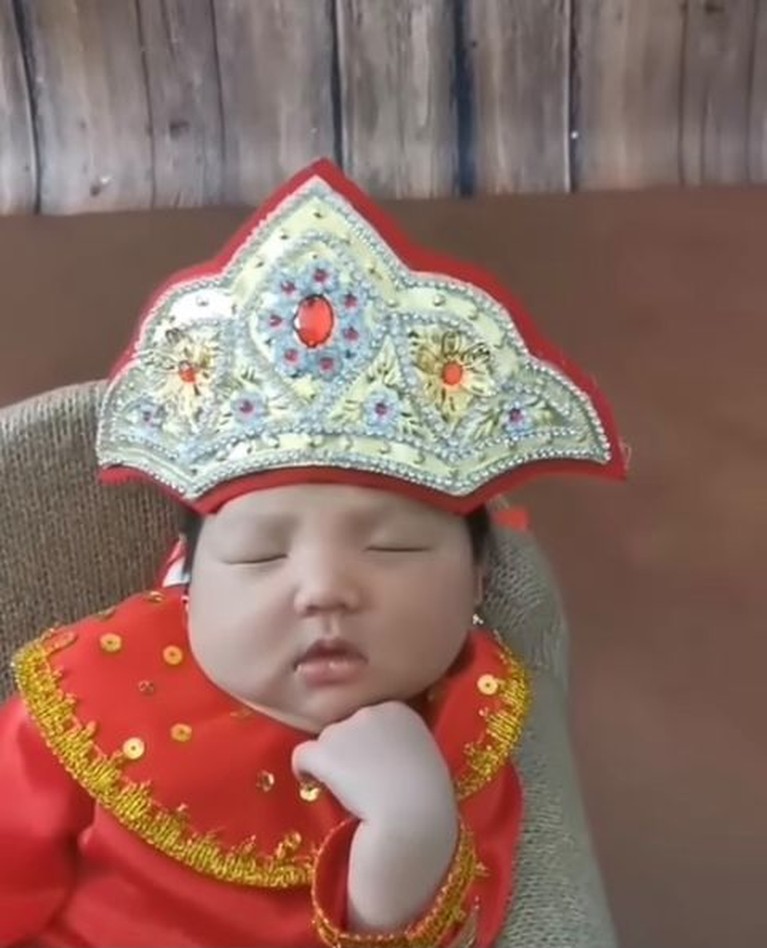 Photoshoot Newborn Baby Sarah Anak Kedua Ahok & Puput Baru Rilis Ahok dan Puput Nastiti baru saja dikaruniai anak kedua yang mereka beri nama Sarah Eliana Purnama. Yuk intip potret baby Sarah!