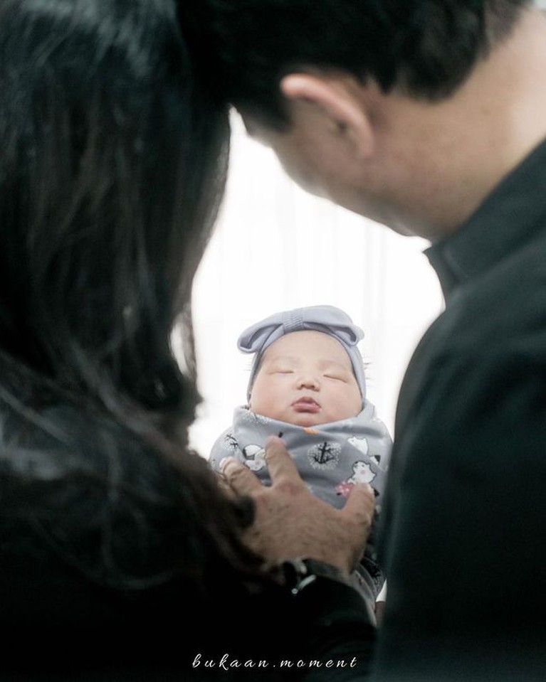 Photoshoot Newborn Baby Sarah Anak Kedua Ahok & Puput Baru Rilis Ahok dan Puput Nastiti baru saja dikaruniai anak kedua yang mereka beri nama Sarah Eliana Purnama. Yuk intip potret baby Sarah!