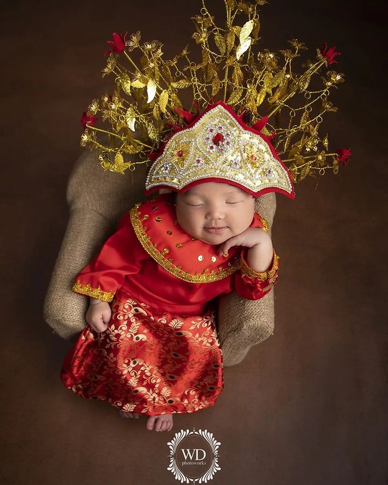 Ahok dan Puput Nastiti baru saja dikaruniai anak kedua yang mereka beri nama Sarah Eliana Purnama. Yuk intip potret baby Sarah!