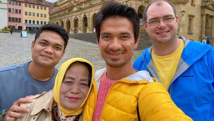 Pilih Jadi Gay, Ragil Mahardika Pernah Perang Dingin dengan Ibunda