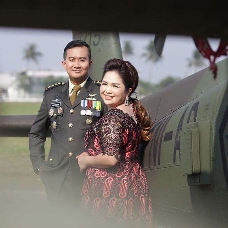 Potret Prewedding Konsep Militer Joy Tobing dan Calon Suami Perwira TNI Joy Tobing segera melepas status jandanya dengan perwira TNI AU. Mereka pun dikabarkan telah melakukan foto prewedding. Yuk intip!
