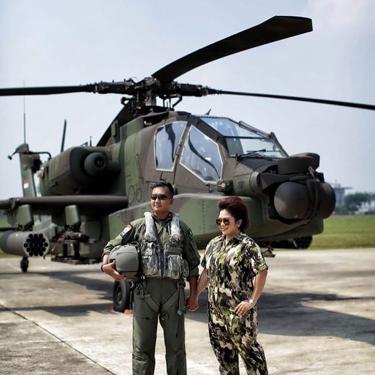 Potret Prewedding Konsep Militer Joy Tobing dan Calon Suami Perwira TNI Joy Tobing segera melepas status jandanya dengan perwira TNI AU. Mereka pun dikabarkan telah melakukan foto prewedding. Yuk intip!