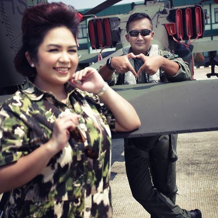 Potret Prewedding Konsep Militer Joy Tobing dan Calon Suami Perwira TNI Joy Tobing segera melepas status jandanya dengan perwira TNI AU. Mereka pun dikabarkan telah melakukan foto prewedding. Yuk intip!