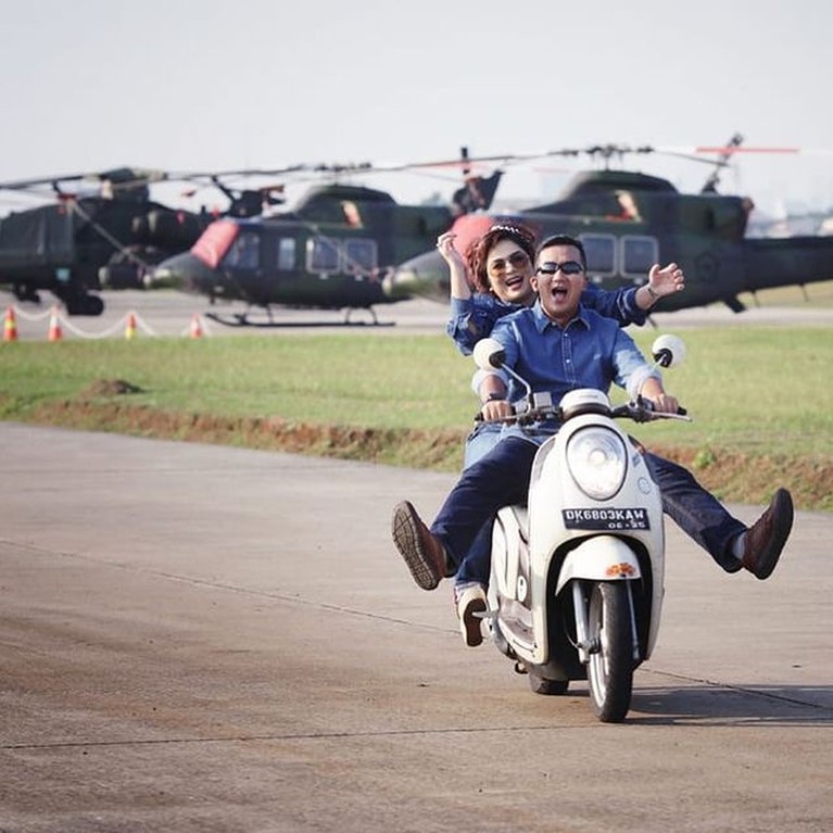 Potret Prewedding Konsep Militer Joy Tobing dan Calon Suami Perwira TNI Joy Tobing segera melepas status jandanya dengan perwira TNI AU. Mereka pun dikabarkan telah melakukan foto prewedding. Yuk intip!