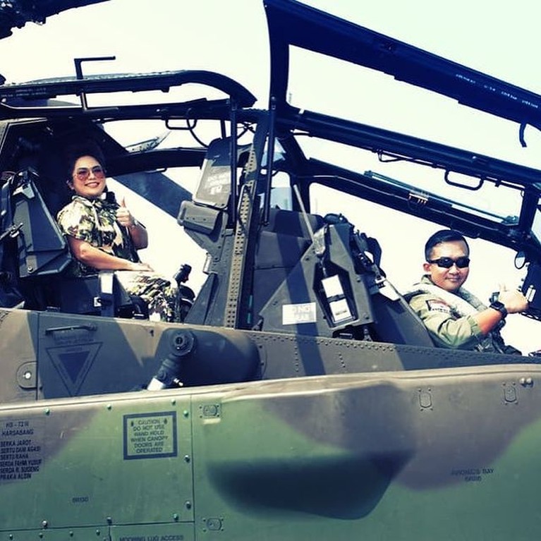 Potret Prewedding Konsep Militer Joy Tobing dan Calon Suami Perwira TNI Joy Tobing segera melepas status jandanya dengan perwira TNI AU. Mereka pun dikabarkan telah melakukan foto prewedding. Yuk intip!